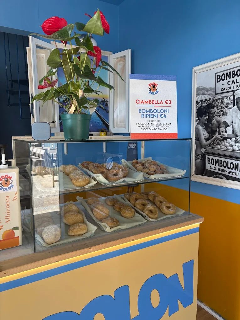Bombolone appena farcito a Viareggio